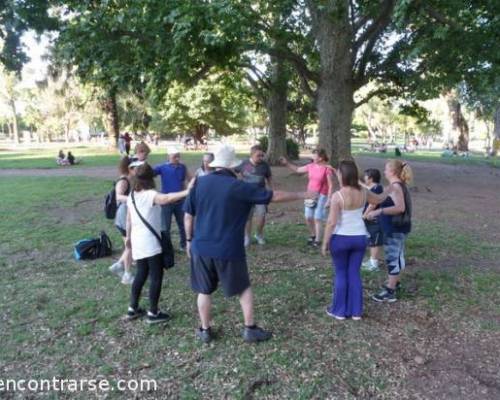 La elongación final (hay 2 en todo el trayecto) Mano derecha sobre hombre izquierdo del compañero. Mmmmm muy dificil jaja :Encuentro Grupal CAMINATA POR LOS LAGOS Cambio de ITINERARIO