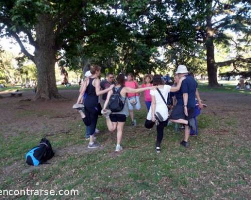 Elongando cuadriceps :Encuentro Grupal CAMINATA POR LOS LAGOS Cambio de ITINERARIO