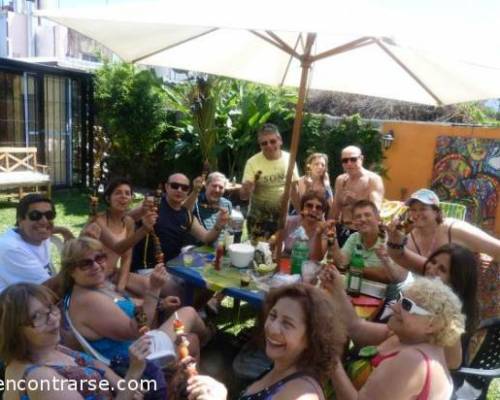 15693 24 Comida, pileta, amigos y brindis para cerrar el año . 