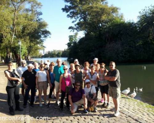 Wow. que bello grupo de caminantes. Los patos nos acompañan y  el lago acompañante silencioso de nuestros kilómetros recorridos. :Encuentro Grupal CAMINATA POR LOS LAGOS CON PICNIC