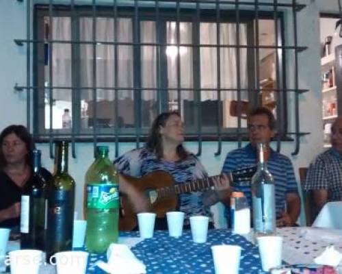 muchas gracias Majo por tu cordialidad!!a los cantantes tb.con sus voces prodigiosas m.gracias!! :Encuentro Grupal COMIDA Y GUITARREADA EN LO DE MAJO