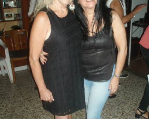 trini mi amiga ...mil gracias por sacar las ftos....y mi hermana una diosa total !!! :Encuentro Grupal EMPEZAMOS EL AÑO CON TODO FESTEJANDO DOS CUMPLES DE DOS PERSONAS MUY QUERIDAS SIL_VANA Y FABIANA...Y DESDE YA BAILANDO A FULL..NOS ACOMPAÑAN....