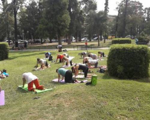 16031 21 En el feriado...Yoga gratis en plaza Arenales