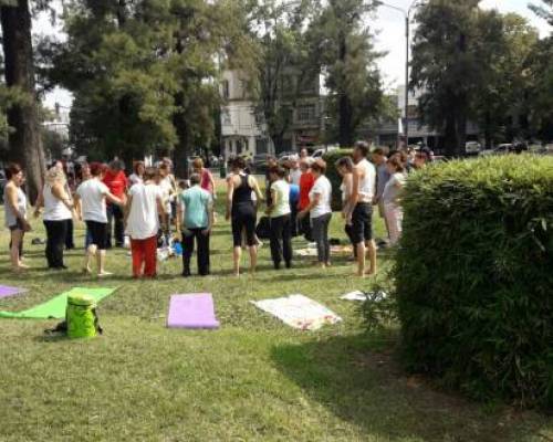 16031 23 En el feriado...Yoga gratis en plaza Arenales