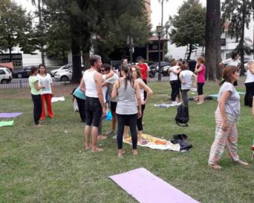 16031 24 En el feriado...Yoga gratis en plaza Arenales