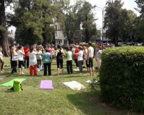 16031 25 En el feriado...Yoga gratis en plaza Arenales