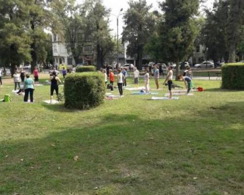 16031 27 En el feriado...Yoga gratis en plaza Arenales