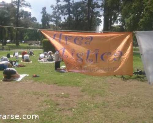 16031 29 En el feriado...Yoga gratis en plaza Arenales