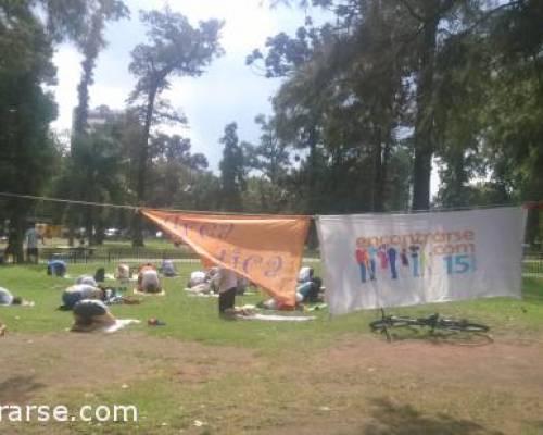 16031 30 En el feriado...Yoga gratis en plaza Arenales