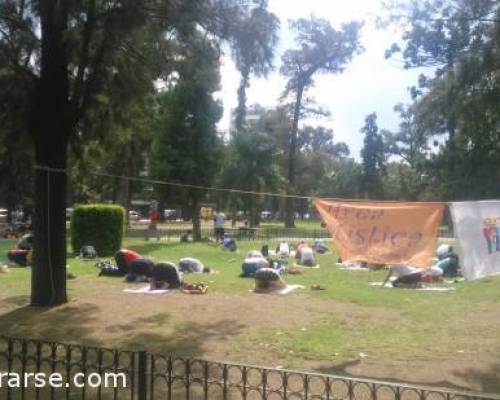 16031 31 En el feriado...Yoga gratis en plaza Arenales