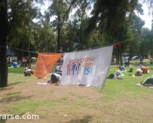 16031 32 En el feriado...Yoga gratis en plaza Arenales