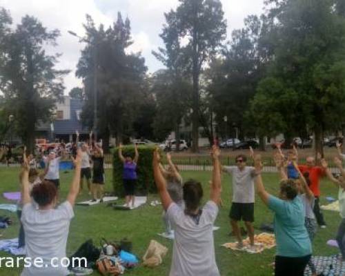 16031 35 En el feriado...Yoga gratis en plaza Arenales