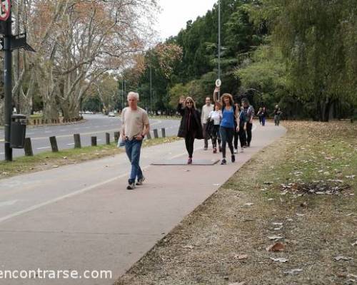 Comienzo de la caminata entre risas y charla entre amigos :Encuentro Grupal CAMINATA POR LOS LAGOS 