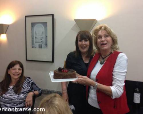 16692 3 Cena de la mesa redonda festeja el cumpleaños de Marite