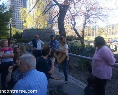 Miri toca la guitarra (al revés, porque ella es zurda, pero la guitarra no!!!). Tomando unos mates mientras cantamos :Encuentro Grupal Una salida fotográfica para vos!