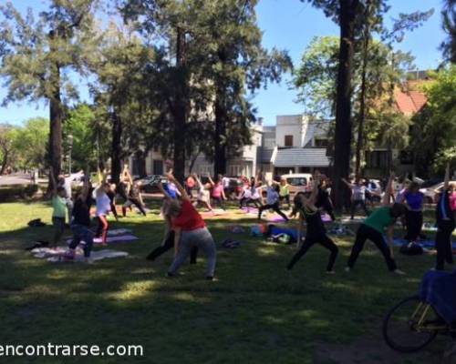 16782 3 Feriado? Yoga Gratis en la Plaza Arenales con Área Mística