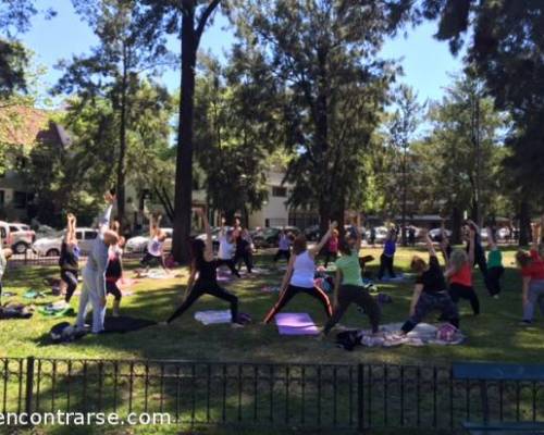 16782 5 Feriado? Yoga Gratis en la Plaza Arenales con Área Mística