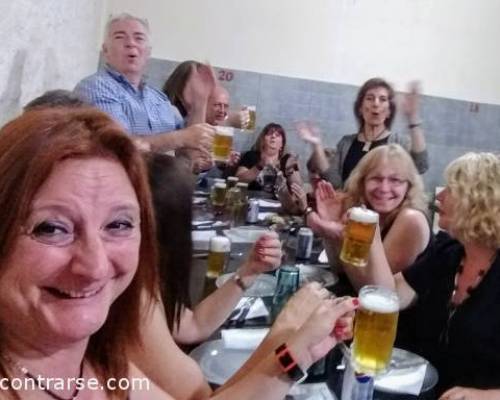 una "banda" de gente a la hora de comer en Angelín :Encuentro Grupal ROCK & BLUES CON EL HIJO DE MARIO 