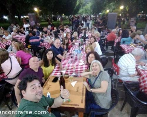 A pleno en la Plaza de Brochero, con fondo folcklorico :Encuentro Grupal 