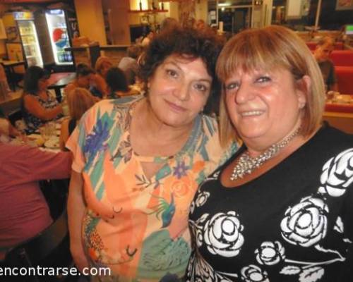 Tere y Diana, brindo por la amistad de tantos años :Encuentro Grupal VUELVO A FESTEJAR MI CUMPLEAÑOS CON MIS AMIGOS Y LA MEJOR MANERA ES CANTANDO