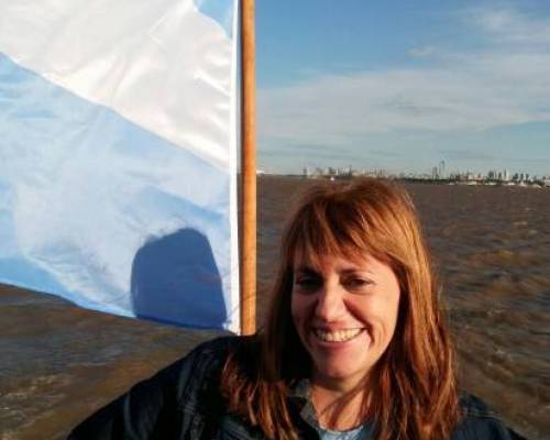 Hermosa foto y linda bandera con el río de fondo. :Encuentro Grupal CATAMARAN PUERTO DE OLIVOS A AEROPARQUE POR LA JONES