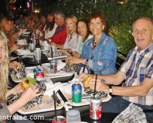 Compartiendo con con gente que no conocia, y me encanto estar con ellos. :Encuentro Grupal  COMEMOS HAMBURGUESAS EN OLIVOS ???