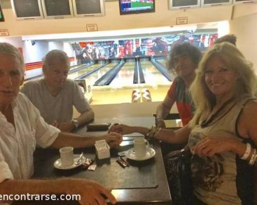 los primeros en llegar ! :Encuentro Grupal BOWLING EN MARTINEZ,  PROBAMOS ACÁ ????????