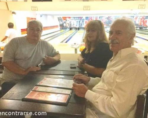 Esperando las rabas :Encuentro Grupal BOWLING EN MARTINEZ,  PROBAMOS ACÁ ????????