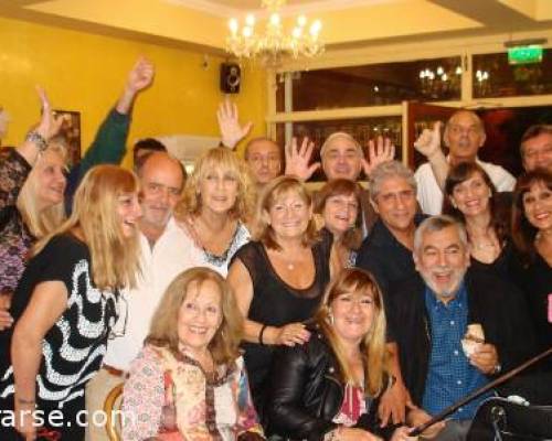 fijense que hasta el chico del mostrador posó en la FOTO...creo que en 10 minutos mas nos echaban !!! :Encuentro Grupal SEGUIMOS A LA VACA Y VAMOS A CENAR??????