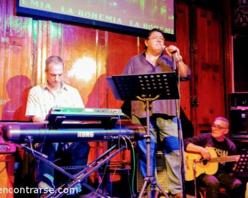 Emilio,gracias  por hacernos vivir una noche magica y elegir tan buenos temas :Encuentro Grupal BESTVOICE VUELVE CON UN POCO DE MÚSICA