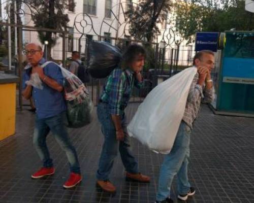 LLEGARON LOS PAPIS NOELIS... CON ROPA QUE UDS DONARON. LA DESTINAMOS AL GERIATRICO y HOY SE LAS LLEVAMOS :Encuentro Grupal CELEBRAMOS LA VIDA! FESTEJAMOS CUMPLES EN EL GERIATRICO SAN MARTIN!