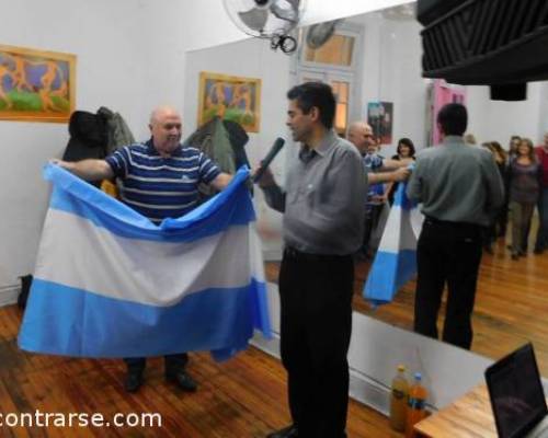 Mi invitación a cantar el Himno y @ROBEROHORACIO haciendo un gran aporte , espectacular ! :Encuentro Grupal Asalto Ochentoso y Viva la Patria !!! 