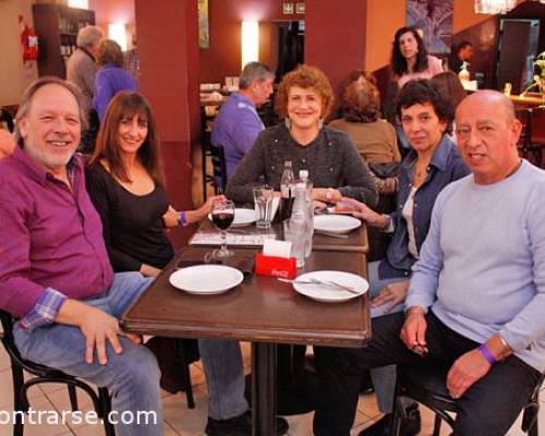 almorzando con esta "banda"...todo compañerismo y alegría. Gracias Gente :Encuentro Grupal Campeonato de TRUCO y otros juegos