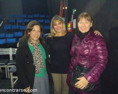 Actual a pesar del tiempo en el que transcurre la obra, los actores parejos destilando amor al teatro, FELICITACIONES!! :Encuentro Grupal CANTO EN LA OBRA "ESPERANDO AL ZURDO" ME ACOMPAÑAS?