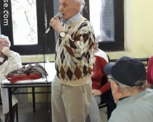  El abuelo cantando tangos de Gardel, un genio! :Encuentro Grupal HOGAR SAN MARTIN Y EL FESTEJO DE CUMPLES!