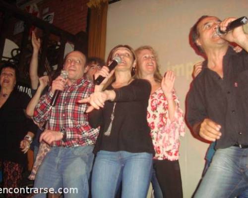 La legión CANTANTE,con voz,alta y sonante.........y un dedo,señalando a la responsable. :Encuentro Grupal VOLVEMOS A MASTROPUEBLO, ESTA VEZ MÚSICA ,KARAOKE Y CENA INCLUIDA!!