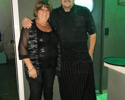 y no se pudo negar el pizzero :Encuentro Grupal FESTEJAMOS LOS CUMPLES DE CRISMAE Y ALE61