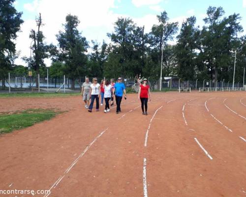 18093 16 EL OESTE SALE A CAMINAR  seguimos haciendo amigos