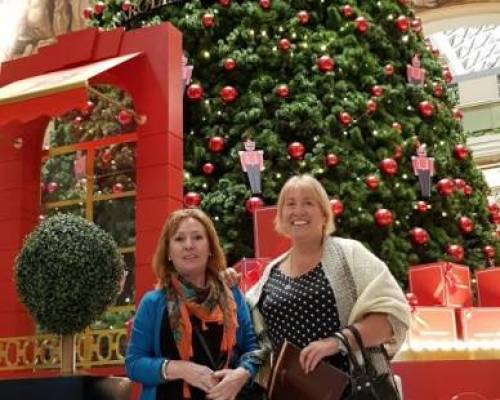 En Galerías Pacífico...con el clásico árbol de Navidad gigante !! :Encuentro Grupal CORO DE LA FILARMONICA DE CZESTOCHOWA