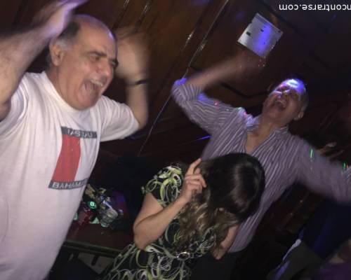 Guau!!!!!! Que destreza, bailando cabeza para abajo. Jajajaja!!!! Bien Su, Marce y LUDA, no les conocía esas capacidades. :Encuentro Grupal ME ACOMPAÑAN A SOPLAR MIS VELITAS. KARAOKE CON TORTA Y VELAS