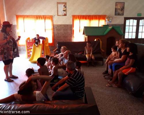 Todos atentos y escuchando a Adriana !! :Encuentro Grupal Volvemos al Hogar Pascual Crudo