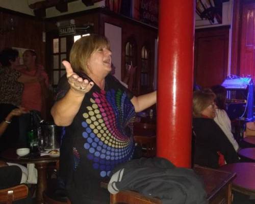 Ajajajaja cantandole una canciòn de amor a la columna jajajaja :Encuentro Grupal LO PEDISTE, LO TENES. KARAOKE  FESTEJANDO EL DÌA DE LA MUJER