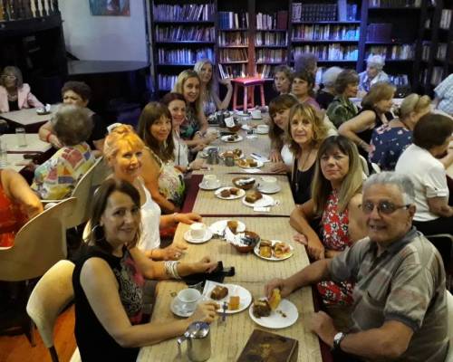 hermoso grupo disfrutando una rica merienda previo al show¡¡¡ :Encuentro Grupal TOMAMOS EL TE Y DISFRUTAMOS DE UN EXCELENTE SHOW MUSICAL 