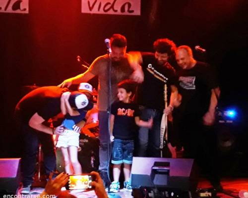 ...y tmbn hubo tiempo para subir a los "peques"...el de la remera de AC DC es Tomás, mi nieto (babero pal abuelo) :Encuentro Grupal Rock y Blues con: Tras La Mula, la banda del hijo de Mario