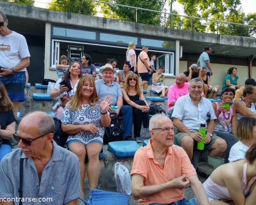 Un aplauso para el organizador que estuvo en todo y buscando un plan B por si el clima no ayudaba..ademas de hacer de aguatero con 2 termos de jugo de pomelo!!! :Encuentro Grupal DOMINGO DE JAZZ  CON GUILLESPI !!!