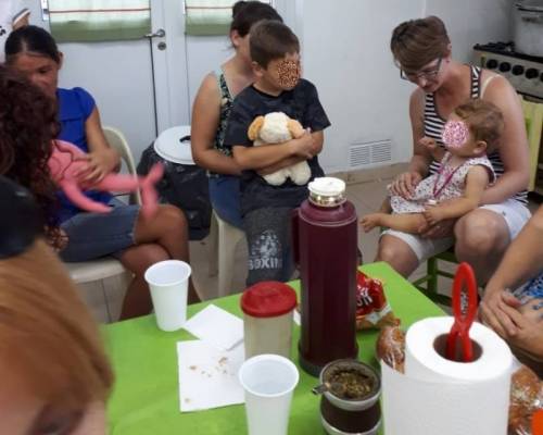 Algunos de los alumnos con los juguetes recibidos de las donaciones. :Encuentro Grupal VISITAMOS A NUESTROS AHIJADOS DE ENTRE RIOS!!!!!!