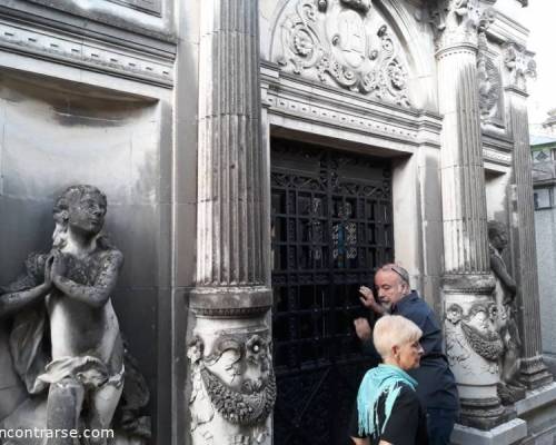 HERMOSO ENCUENTRO ANA, MUY BUENAS EXPLICACIONES :Encuentro Grupal Cementerio de Recoleta y Masonería por la Jones