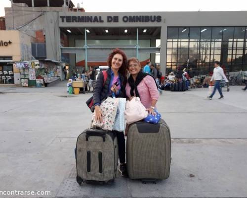 Las Silvias en Retiro, partiendo a la escuelita de Santa Fe. En las valijas, las donaciones de útiles y ropa para nuestros ahijados. :Encuentro Grupal Y nuevo ahijado, nuevas alegrías por 