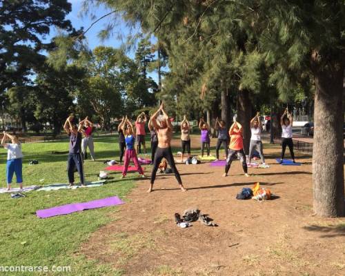 18722 2 Yoga Gratis en la Plaza Arenales 