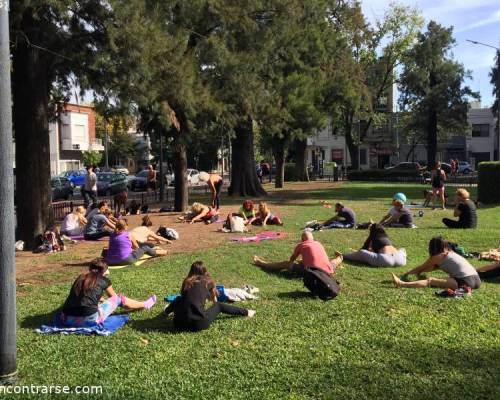 18722 3 Yoga Gratis en la Plaza Arenales 